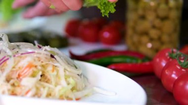 Lahanayı tuzla ve havuçla karıştırıp sonra beyaz tabakta soğanla servis ederek sağlıklı probiyotik ve zengin ev yapımı mayalanmış sebze yemeğini adım adım hazırlamak..