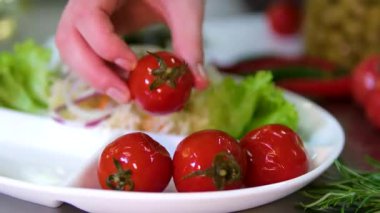 Mayalanmış domates, salatalık ve lahana turşusunu bıçak ve çatal olarak servis edip sağlıklı probiyotik aperatifleri parlak renklerle ve ev yapımı ev yapımı kırsal lezzetlerle göstererek servis et..