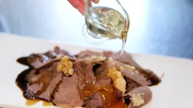 Salatalık ve dolmalık biberle hazırlanmış, dilimlenmiş sığır diliyle kaplanmış, susam tohumlu mikroçerez ve zeytinyağı ve soya sosuyla çeşnili, zarif ev yapımı..