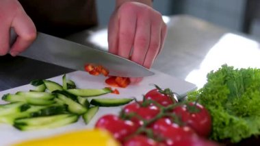 Salatalık ve dolmalık biberle hazırlanmış, dilimlenmiş sığır diliyle kaplanmış, susam tohumlu mikroçerez ve zeytinyağı ve soya sosuyla çeşnili, zarif ev yapımı..