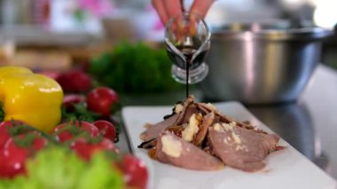 Salatalık ve dolmalık biberle hazırlanmış, dilimlenmiş sığır diliyle kaplanmış, susam tohumlu mikroçerez ve zeytinyağı ve soya sosuyla çeşnili, zarif ev yapımı..