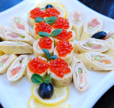 İnce krep, kırmızı havyarlı ve somonlu blini. Geleneksel Rus Krepleri Blini. Maslenitsa geleneksel Rus festivali yemeği. Rus yemeği. Yüksek kalite fotoğraf