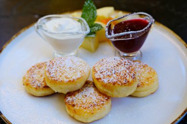 Sos ve çilekli ev yapımı süzme peynirli krep. Şurubu. süzme peynirli krep peynirli kek.