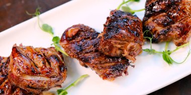 Tabakta ızgara tavuk ciğeri ve koyu taştan arka plan. Üst manzara, düz yatış. Yüksek kalite fotoğraf