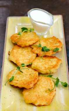 Beyaz arka planda ekşi kremalı patatesli krep. Yüksek kalite fotoğraf