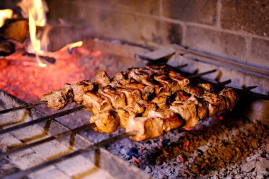 Kömürün üstünde sebzeli ızgara et ve barbekü. Izgarada alevli biftek.