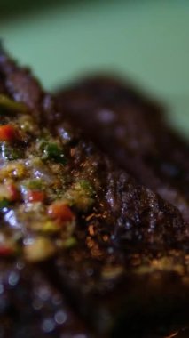 Tahta kesme tahtasının üzerinde Chimichurri soslu balta dilimli bifteği kapat. Yüksek kalite 4k görüntü