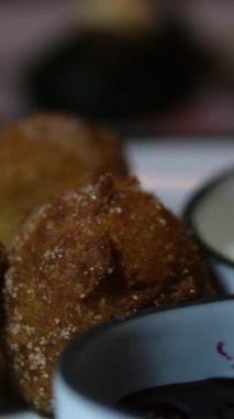 Endüstriyel taşıyıcı endüstriyel makinedeki çörekler, yavaş çekim. Yüksek kalite 4k görüntü