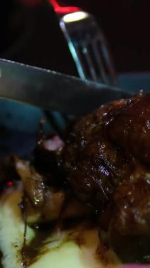 Kızarmış biberli ızgara biftek ve siyah tabakta şifalı otlar. Yüksek kalite 4k görüntü