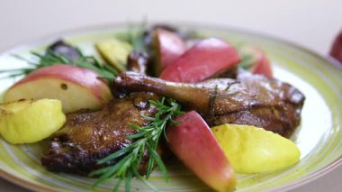 Adım adım elmalı ördek bacağı pişiriyorum. Genç bir kadın elmaları dilimliyor, onları ördekle tepsiye yerleştiriyor, hazırlıyor ve kızartıyor, son yemek için tam ev yapımı işlem gösteriyor..