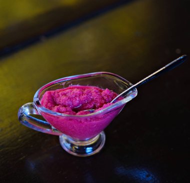 Beyaz arka planda yabanturpu kökleri olan yabanturpu soslu pancar turpu. Yüksek kalite fotoğraf