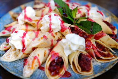 Ricotta peynirli krepler ve pembe pastel arka planda taze çilekler, üst manzara, fotokopi alanı. Lezzetli krepler, ince krepler. Yüksek kalite fotoğraf