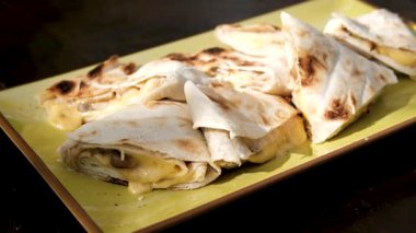 Ahşap tahtada ızgara quesadilla ve taş zeminde salsa sosu ve guacamole. Meksika mutfağı kavramı. Tavuk ve mısırlı Quesadilla dürümü. Üst Manzara. Yüksek kalite fotoğraf