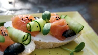 Krem peynirli, somon balıklı ve salatalıklı nefis bir esmer. Yüksek kalite fotoğraf