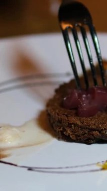 Çikolatalı pasta, çikolata soslu, çatalla ısırılan. Yakından bak. Yüksek kalite 4k görüntü