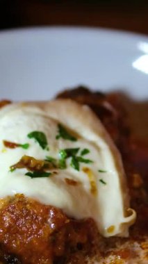 Çatal kıvrımlı haşlanmış yumurta, otlar ve sosla, gurme dokunuşu şık sunumu tanımlar, gurme detayı görsel anlatıyı zenginleştirir, gurme yaratıcı gıda projeleri için mükemmel ilham verir. 4k 