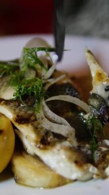 Bir tabak soslu ve bir dilim limonlu ızgara dorada balığı. Yüksek kalite 4k görüntü