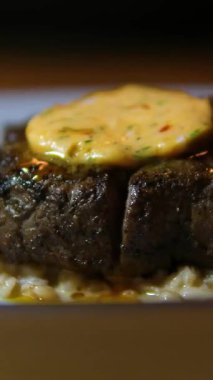 Şef taze ızgara sulu sığır wagyu bifteği doğruyor mutfaktaki ahşap kesme tahtasının üzerinde bıçakla, yakın plan yemek, yakınlaştırma. Yüksek kalite 4k görüntü