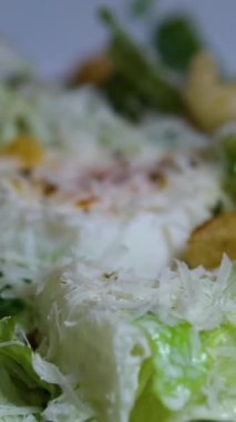 Sezar salatası. Klasik Sezar salatası romaine marulu, kızarmış ekmek, fırında tavuk filetosu, parmesan peyniri ve soslu. Yüksek kalite 4k görüntü