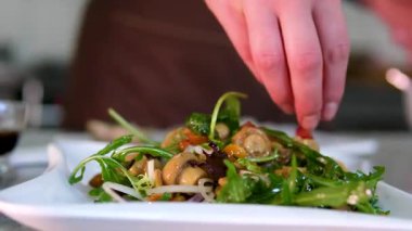 Mantarlı roka salatası, sebze, yağ, soğan turşusu, restoranda soya soslu beyaz tabak. Şef hazırlıyor. Sofraya ve pişirme sürecine marine edilmiş mantar servis ediliyor.. 