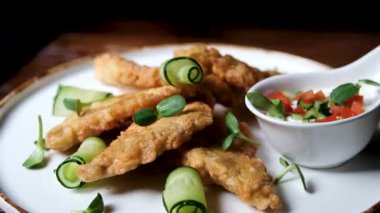 Tabakta haşlanmış balık, kaydırma, ekşi krema sosu ve otlarla servis edilen restoran. Yüksek kalite 4k görüntü