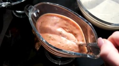 Mayonez ve ketçap sosu kaşık pembe soslu mayonez ve ketçap karışımı..