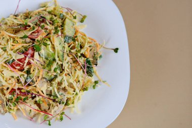 Domatesli sıcak kinoa salatası, mısır ve naneli kabak ve taze otlar. Yüksek kalite fotoğraf