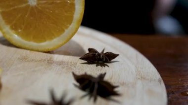 Sıcak şarap hazırlamak için portakal ekleyin. Kırmızı şarap, portakal dilimli tencere, portakal dilimleri kesme tahtasında. sıcak şarap test barmeni sıcak şarap hazırlar. Yakın plan. 