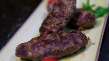 Tuz ve biberli ızgara biftek eti. Biftek ızgarada ızgara. Tasarımın için arka plan olarak. Yüksek kalite 4k görüntü