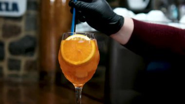 Beyaz arka planda izole edilmiş bir bardak Aperol sprey kokteyli. Üst Manzara. Yüksek kalite fotoğraf