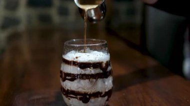 Buz Kahvesine Süt Doldurmanın Süper Yavaş Çekimi, Yüksek Hızda Klimatik Kamera ile Çekildi. Yüksek kalite 4k görüntü