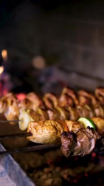 Otomatik ızgarada dönen birkaç kuzu şiş kapat. Yüksek kalite 4k görüntü