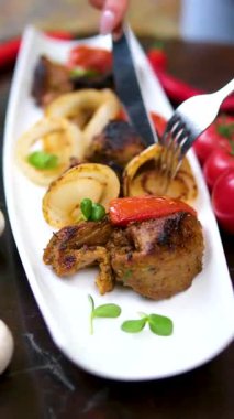 Teksas bbq tarzı göğüs eti ve soslu ekmek ile yakın çekim bir restoranda yemek masasında servis edildi. Yüksek kalite 4k görüntü