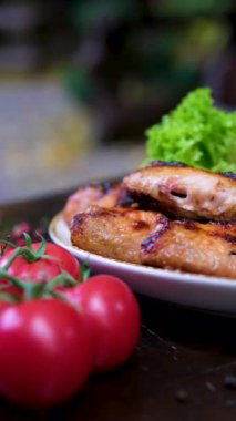 Lezzetli kızarmış tavuk göğsü videosu. Yüksek kalite 4k görüntü