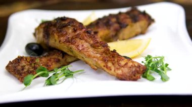 Dışarıdaki tepside ızgara sazan balığı. Yakın plan çekim. Yüksek kalite 4k görüntü