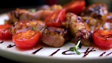 Domatesli tavuk kanadı aşçı kesme tahtasındaki kızarmış tavuk etini keser. Yüksek kalite 4k görüntü