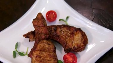 Et, salamurada biftek, tuzlu ve baharatlı ızgara. Izgara kaburga, ızgara et. Yüksek kalite 4k görüntü