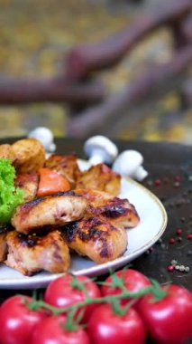 Izgara domuz pirzolası, beyaz bir tabakta, yukarıdan yatay manzaralı, kızarmış patatesle servis edilir. Yüksek kalite fotoğraf