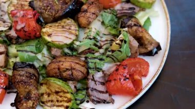 Barbeküde ızgara sebze. Yüksek kalite 4k görüntü