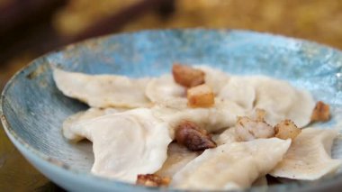 Japon Gedza 'sı ahşap buharlı vapura yakın çekim. Etli kızarmış hamur köftesi. Buhar Tekniği. Kafede, restoranda yemek pişirmek. Ev yapımı. Teslimat. Yüksek kalite 4k görüntü