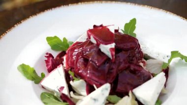 Şef incirli ve mavi peynirli sıcak salata servis ediyor. Kiraz, küflü peynir sosu