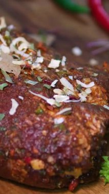 Fırında rulo köfte pişiriyorum, yakın plan. Yüksek kalite 4k görüntü