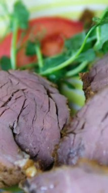 Domuz eti tuzlu aromatik baharatlarla işleniyor ve terbiye ediliyor. Kebap pişirmek için domuz boynu eti hazırlanıyor. Kurutulmuş domuz boynu hazırlama işlemi