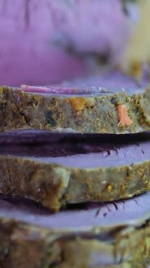 Domuz eti tuzlu aromatik baharatlarla işleniyor ve terbiye ediliyor. Kebap pişirmek için domuz boynu eti hazırlanıyor. Kurutulmuş domuz boynu hazırlama işlemi