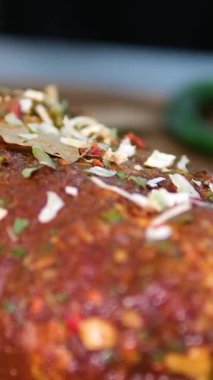 Şef taze ızgara et dilimliyor. Mutfaktaki ahşap kesme tahtasının üzerinde bıçakla. Yemekler yakınlaştırılıyor. Pişmiş et dilimleme