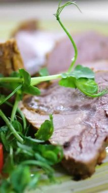 Domuz eti tuzlu aromatik baharatlarla işleniyor ve terbiye ediliyor. Kebap pişirmek için domuz boynu eti hazırlanıyor. Kurutulmuş domuz boynu hazırlama işlemi