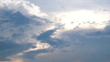 Güneşin doğuşu bulutlu gökyüzü manzarası - kırsal kesimde sabahın erken saatlerinde güneşli bulutlardan oluşan bir manzara. Gökyüzünden ufuk çizgisine doğru hareket eden görüntü sahnesi. Yüksek kalite 4k görüntü