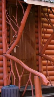 Ahşap bir ahşap kapının, kapı inşaatı ve seyir defterinin detaylarını gösteren ahşap bir kulübe duvarına yakın plan. Yüksek kalite 4k görüntü