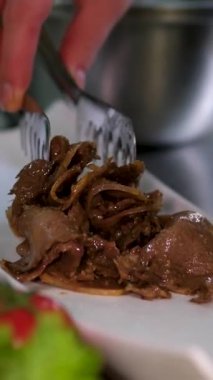 Susam tohumlu, salatalıklı ve kırmızı biberli marine edilmiş dil Delicatessen restoranında uzun bir tabakta lezzetli bir şekilde servis edilir. Yüksek kalite 4k görüntü