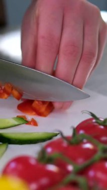 Salatalık ve dolmalık biberle hazırlanmış, dilimlenmiş sığır diliyle kaplanmış, susam tohumlu mikroçerez ve zeytinyağı ve soya sosuyla çeşnili, zarif ev yapımı..